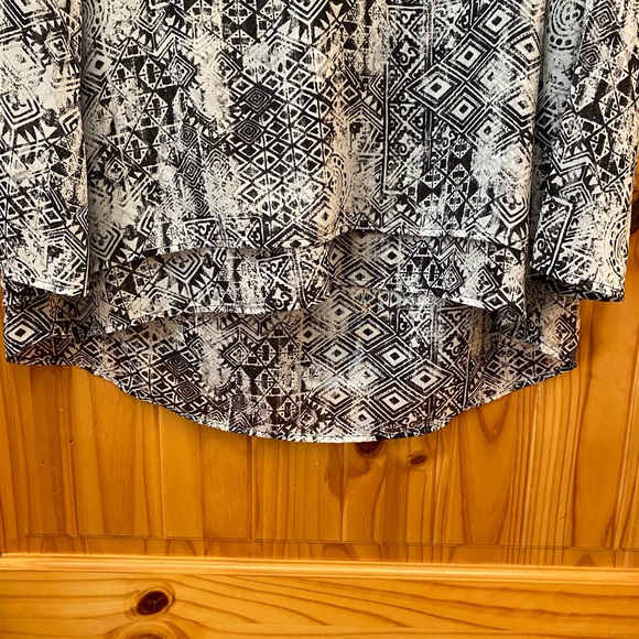 Chicos Size 1 Black/Cream Aztec Blouse - Picture 2 of 8